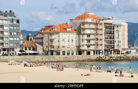 Blick auf die Landschaft des Silgar Strandes mit dem Hotel Minso an einem sonnigen Juninachmittag Sangenjo Sanxenxo Pontevedra Galicien Spanien Stockfoto