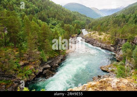 Wildwasser ragt durch Wasserfälle auf dem Rauma-Fluss im Romsdal-Tal. Andalsnes, Møre Og Romsdal, Norwegen, Skandinavien, Europa Stockfoto