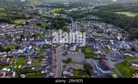 Editorial Swansea, UK - 15. August 2023: Luftaufnahme von Ystradgynlais, einer alten walisischsprachigen Stadt im Upper Swansea Valley von South Wales UK Stockfoto