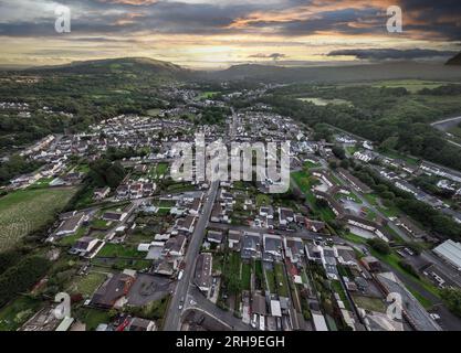 Editorial Swansea, UK - 15. August 2023: Luftaufnahme eines Sonnenuntergangs über Ystradgynlais, einer alten walisischsprachigen Stadt im Upper Swansea Valley im Südwesten Stockfoto