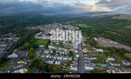 Editorial Swansea, UK - 15. August 2023: Luftaufnahme von Ystradgynlais, Penrhos und den Brecon Beacons im Upper Swansea Valley von South Wales UK Stockfoto