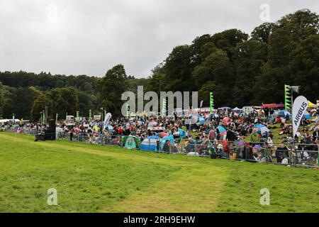 Bristol, Großbritannien. 12. Aug. 2023. Touristen werden während des Festivals im Ashton Court gesehen. Bristol International Balloon Fiest ist das größte Heißluftballontreffen in Europa und zieht über 100 Heißluftballons aus der ganzen Welt an. Dieses Jahr gibt es Ballons von Vertretern Taiwans. Neben Ballons gibt es auch verschiedene Aktivitäten wie große Fahrgeschäfte und Stände. Kredit: SOPA Images Limited/Alamy Live News Stockfoto