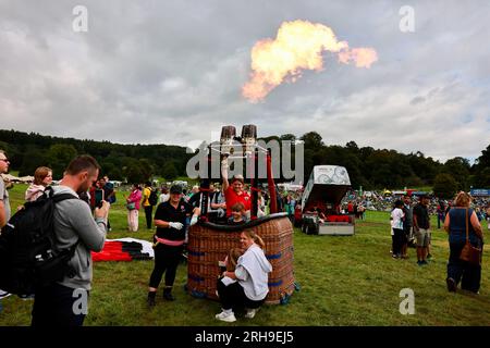 Bristol, Großbritannien. 12. Aug. 2023. Touristen sahen, wie sie Fotos mit dem Schlagzeug machten. Bristol International Balloon Fiest ist das größte Heißluftballontreffen in Europa und zieht über 100 Heißluftballons aus der ganzen Welt an. Dieses Jahr gibt es Ballons von Vertretern Taiwans. Neben Ballons gibt es auch verschiedene Aktivitäten wie große Fahrgeschäfte und Stände. Kredit: SOPA Images Limited/Alamy Live News Stockfoto