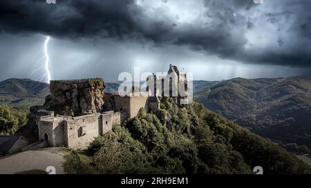 Gewitter mit Blitzen über dem Schloss Aggstein. Wachau, Österreich. Stockfoto