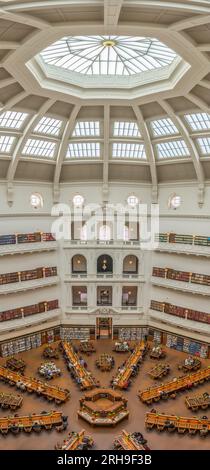 Ein vertikales Panorama des Lesesaals der Victorian State Library, das von einer der Plattformen im Turmstil aus gesehen wird, die den Lesesaal umgeben. Stockfoto