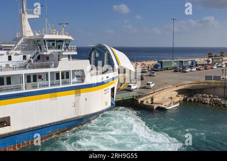 Gozo, Malta - 5. August 2023: Fähre mit Bugtüren im Hafen von Mgarr auf der Insel Gozo. Die Fähre wird von der Gozo Channel Line betrieben. Stockfoto