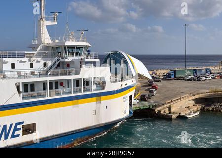 Gozo, Malta - 5. August 2023: Fähre mit Bugtüren im Hafen von Mgarr auf der Insel Gozo. Die Fähre wird von der Gozo Channel Line betrieben. Stockfoto