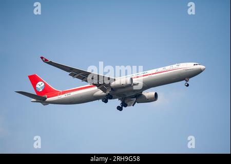 26.07.2023, Singapur, Republik Singapur, Asien - Ein Passagierflugzeug der Sichuan Airlines Airbus A330-300 landet am Flughafen Changi. Stockfoto