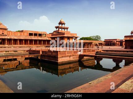Das Gebäude Fatehpur Sikri ist in einem Wasserbecken in Indien gespiegelt Stockfoto