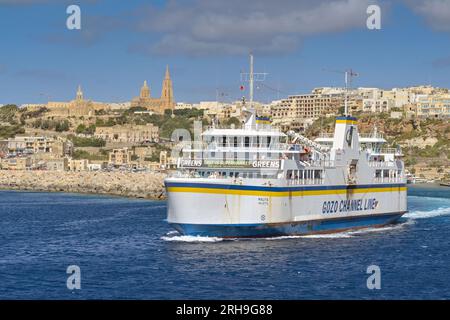 Gozo, Malta - 5. August 2023: Die Fähre verlässt den Hafen von Mgarr und bringt Fahrzeuge und Passagiere nach Malta. Die Fähre wird von der Gozo Channel Line betrieben Stockfoto