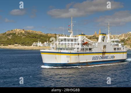 Gozo, Malta - 5. August 2023: Die Fähre verlässt den Hafen von Mgarr und bringt Fahrzeuge und Passagiere nach Malta. Die Fähre wird von der Gozo Channel Line betrieben Stockfoto