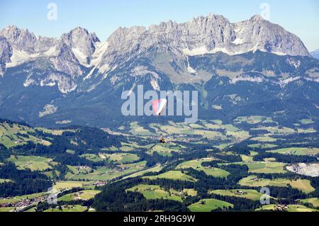 Kitzbühel, Österreich. Paraglider mit Bergen dahinter. Stockfoto