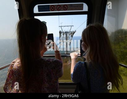 Wir fahren in der Doppelmayr-Seilbahn in den Rosh Hanikra Grotten im Norden Israels. Stockfoto