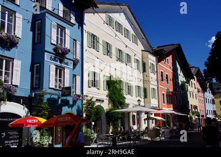 Kitzbühel, Österreich. Farbenfrohe tiroler Gebäude im Stadtzentrum von Kitzbühel. Stockfoto