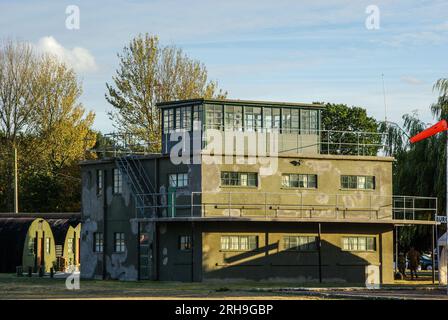 Rougham Control Tower mit Aviation Museum, gewidmet den American Airmen / Frauen, die dort im Zweiten Weltkrieg dienten. Sonnenuntergang Stockfoto