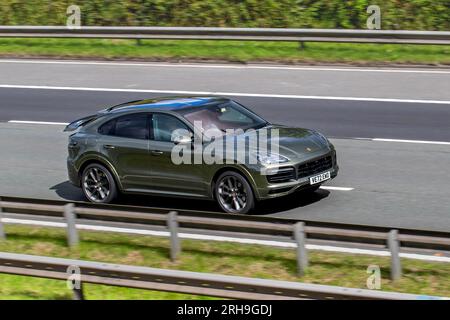 2023 Green Porsche Cayenne V6 Platinum Ed Ehyb A, 462 V6 Tiptronic S Auto 17,9Kwh PHEV Elec Power 136hp Start/Stop Car Coupe Hybrid Electric 2995 cm3; Fahrt mit hoher Geschwindigkeit auf der Autobahn M6 in Greater Manchester, Großbritannien Stockfoto