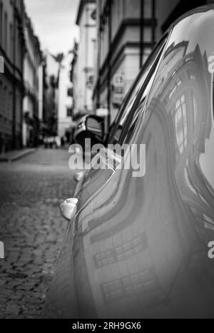 In der Nähe einer Seite eines Autos, das in der Stadt geparkt ist Stockfoto