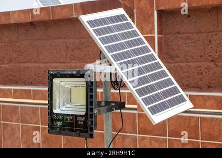 Reflektor mit Solarpanel an einem Pol befestigt Stockfoto