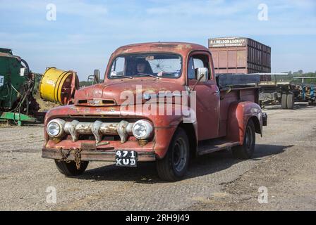 1951 Ford Pick-up Truck bei einem Wings & WHEELS Event auf dem ländlichen Flugplatz von Shipdham, ehemals WWII RAF Shipdham, in Norfolk, Großbritannien. Landwirtschaftlicher Betrieb Stockfoto