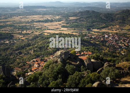 Draufsicht auf das Granitdorf Monsanto in Idanha-a-Nova, Portugal. Stockfoto