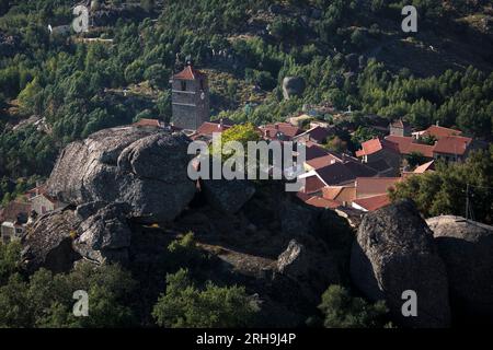 Granithäuser inmitten riesiger Felsen in einem mittelalterlichen Dorf Monsanto in Idanha-a-Nova, Portugal. Stockfoto