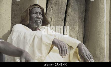 Mali, der älteste afrikanische Dorfführer mit einem blinden weißen Auge, der einen Stock in der Hand hält Stockfoto