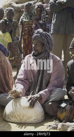 afrikanisches Porträt. Stammesmänner eines afrikanischen Dorfes mit traditioneller Kleidung Stockfoto