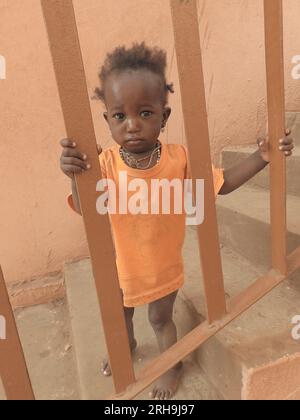 Mali, der älteste afrikanische Dorfführer mit einem blinden weißen Auge, der einen Stock in der Hand hält Stockfoto