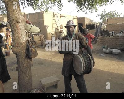 afrikanisches Porträt. Stammesmänner eines afrikanischen Dorfes mit traditioneller Kleidung Stockfoto