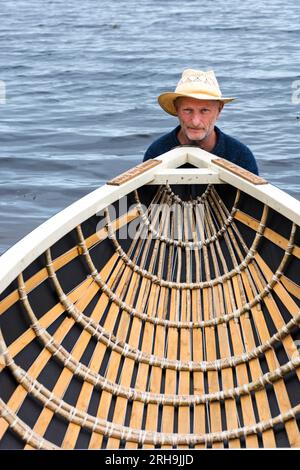 Hugh McMahon mit seinem traditionellen handgebauten Currach-Boot, Ardara, County Donegal, Irland Stockfoto