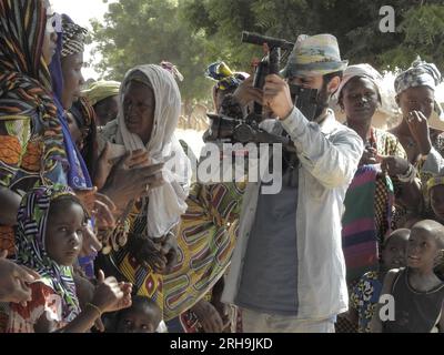 Schönes und bedeutungsvolles Bild eines armen afrikanischen Kindes, das einen Fotografen ansieht. Armer afrikanischer Junge, der einen Fotografen neugierig ansieht Stockfoto