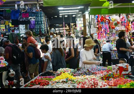 Ein Süßwarenhändler auf dem lebhaften Carmel Market in Tel-Aviv, Israel. Stockfoto