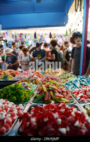 Ein Süßwarenhändler auf dem lebhaften Carmel Market in Tel-Aviv, Israel. Stockfoto