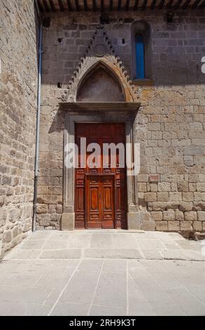 Vertikale Komposition mit antiker Holztür von Santa Maria Assunta in der Kirche Cielo, Vitorchiano. Stockfoto