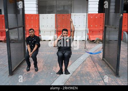 Wanderarbeitnehmer gehen in Kontakt und schicken Geld nach Hause, Kuala Lumpur, Malaysia Stockfoto