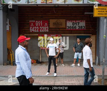 Wanderarbeitnehmer gehen in Kontakt und schicken Geld nach Hause, Kuala Lumpur, Malaysia Stockfoto