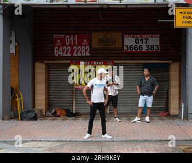 Wanderarbeitnehmer gehen in Kontakt und schicken Geld nach Hause, Kuala Lumpur, Malaysia Stockfoto