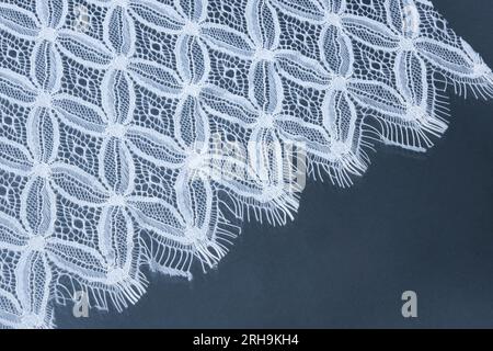Stoffstruktur. Netzstruktur. Stoffstruktur mit Blumen. Schnurstruktur, Netzgewebe. Schwarzer Synthetikstoff. Kann als Hintergrund verwendet werden Stockfoto