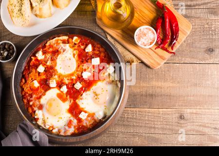 Shakshuka aus pochierten Eiern in Tomatenpfeffer-Sauce Stockfoto