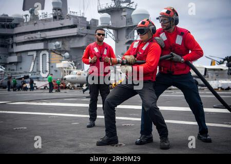 Seeleute nehmen am 10. August 2023 an einer Unfall- und Bergungsübung auf dem Flugdeck der SS Carl Vinson Teil. Foto von Micheal Mensah Stockfoto
