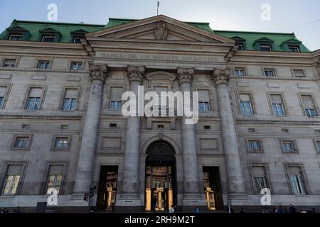 Buenos Aires, Argentinien. 14. Aug. 2023. Am Tag nach den Wahlen handelte der offizielle Dollar mit $355 Dollar für den Kauf und $365 Dollar für den Verkauf. Der kostenlose Dollar wurde zu $665 Dollar für den Kauf und zu $685 Dollar für den Verkauf gehandelt. In Buenos Aires, Argentinien, am 14. August 2023. Der Anstieg des offiziellen Dollars ist ein Anstieg um 21,67 % gegenüber dem bei der Eröffnung festgestellten Wert. Die Erhöhung des freien Dollars ist ein Anstieg um 13,22 % im Vergleich zu dem Wert, der während der Eröffnungssitzung verzeichnet wurde. Auf dem Foto: "Bank of the Argentine Nation". (Foto: Esteban Osorio/Sipa USA) Guthaben: SIPA USA/Alamy Live News Stockfoto