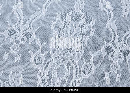 Stoffstruktur. Netzstruktur. Stoffstruktur mit Blumen. Schnurstruktur, Netzgewebe. Schwarzer Synthetikstoff. Kann als Hintergrund verwendet werden Stockfoto