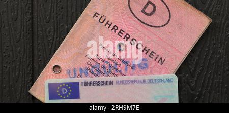 Ein alter und neuer deutscher Führerschein mit der Aufschrift „Führerschein“ und einem Autoschlüssel Stockfoto