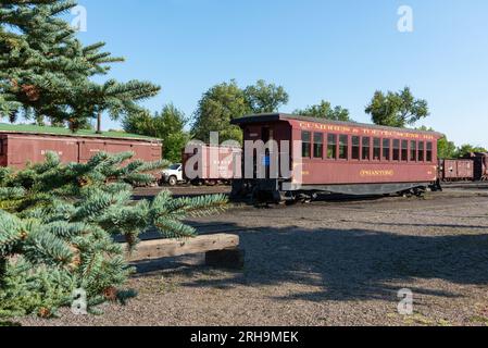 Geparkter roter Pkw für die Cumbres & Toltec Scenic Railroad, eine Schmalspurbahn, die ein nationales historisches Wahrzeichen ist, Chama, New Mexico, USA. Stockfoto