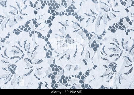 Stoffstruktur. Netzstruktur. Stoffstruktur mit Blumen. Schnurstruktur, Netzgewebe. Schwarzer Synthetikstoff. Kann als Hintergrund verwendet werden Stockfoto