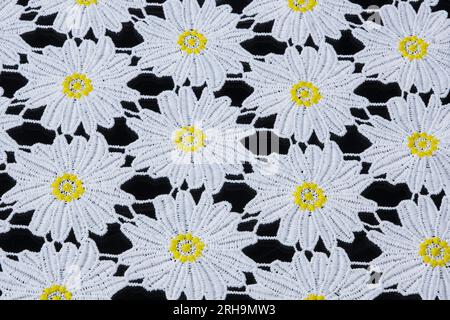 Stoffstruktur. Netzstruktur. Stoffstruktur mit Blumen. Schnurstruktur, Netzgewebe. Schwarzer Synthetikstoff. Kann als Hintergrund verwendet werden Stockfoto