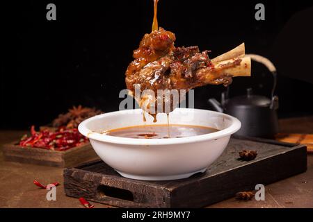 Marinierte große Knochen in gewürzter Sauce Stockfoto