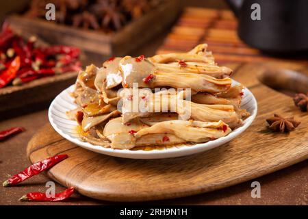Marinierter Entengizzard in gewürzter Sauce Stockfoto