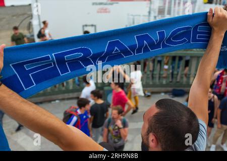 Paris, Frankreich, 2018. Ein junger Mann, der auf der Julisäule steht, hält einen blauen Schal mit der Aufschrift „Frankreich“ hoch, um die Fußball-Weltmeisterschaft 2018 zu feiern Stockfoto