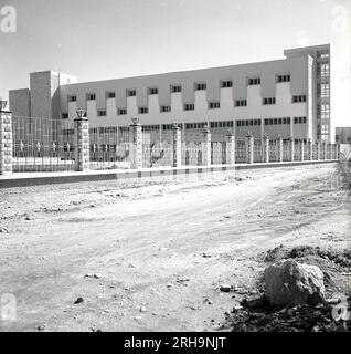 1960er, historisch, Außenansicht eines neu errichteten Gebäudes, Riad, Saudi-Arabien Stockfoto